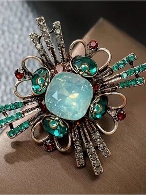 🩵 NEW Vintage-Inspired Aqua & Emerald Crystal Starburst Brooch 
Elegant Brooch 🩵
